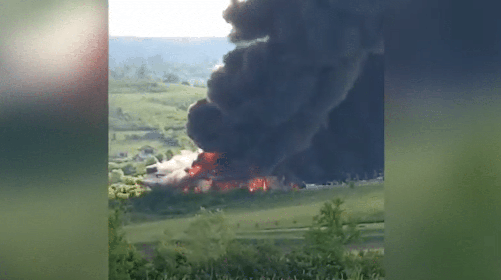 Veliki požar u fabrici u Bihaću, vatrogasci i policija pokušavaju da ugase vatru 1