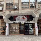 Pozorište lutaka igra "Crvenkapu" za bolesnu decu na dečjim klinikama u Nišu 10