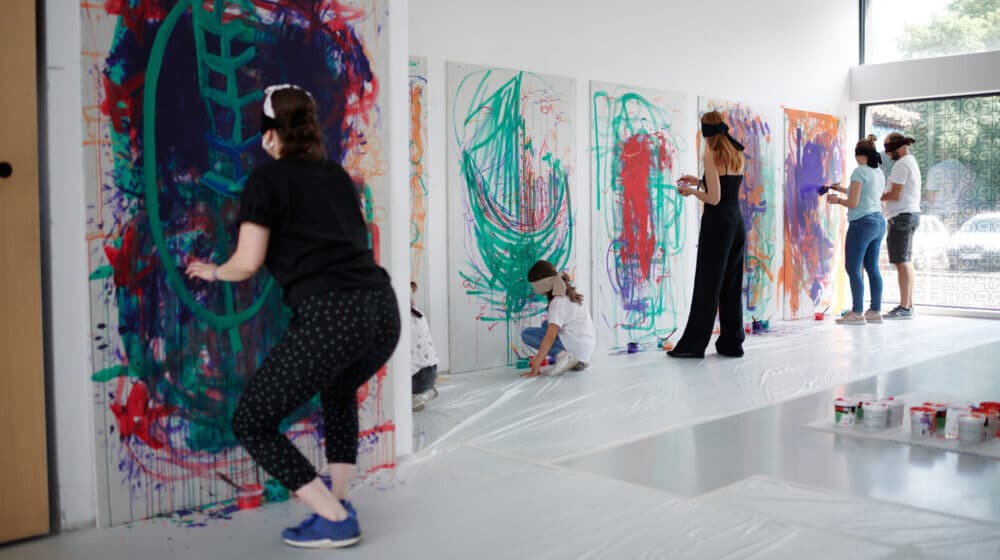 Održan performans "Slikanje po zidu zatvorenih očiju" umetnice Ružice Milovanović 1