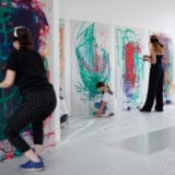 Održan performans "Slikanje po zidu zatvorenih očiju" umetnice Ružice Milovanović 6