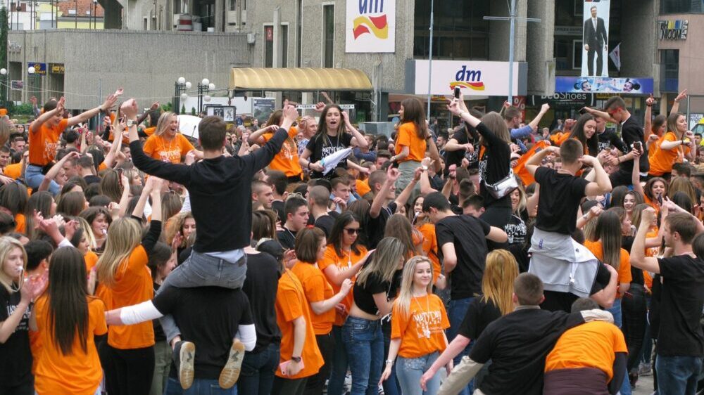 Maturantski ples na Trgu partizana posle dve godine pauze 2 Maturantski ples na Trgu partizana posle dve godine pauze 2