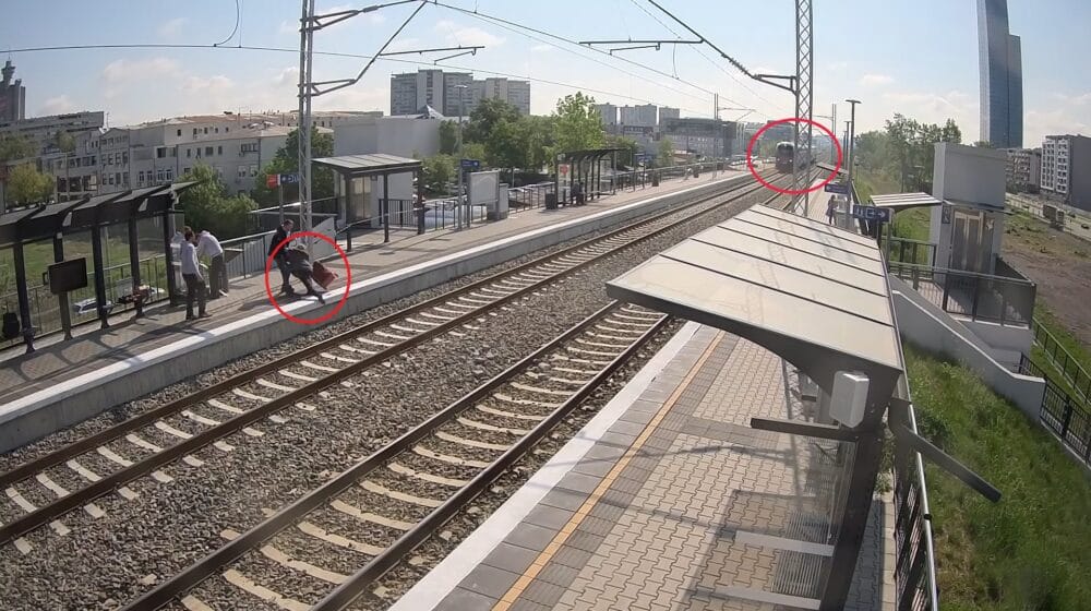 VIDEO Žena 'za dlaku' izbegla Soko voz na Tošinom bunaru, železnica apeluje da se ne pretrčava pruga 1