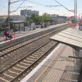 VIDEO Žena 'za dlaku' izbegla Soko voz na Tošinom bunaru, železnica apeluje da se ne pretrčava pruga 4