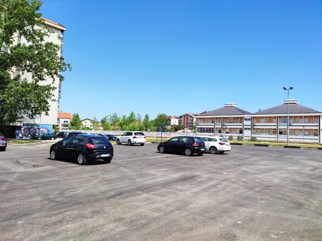 Asfaltiranje zdravog razuma u Centru 3 u Borči 2 Asfaltiranje zdravog razuma u Centru 3 u Borči 2