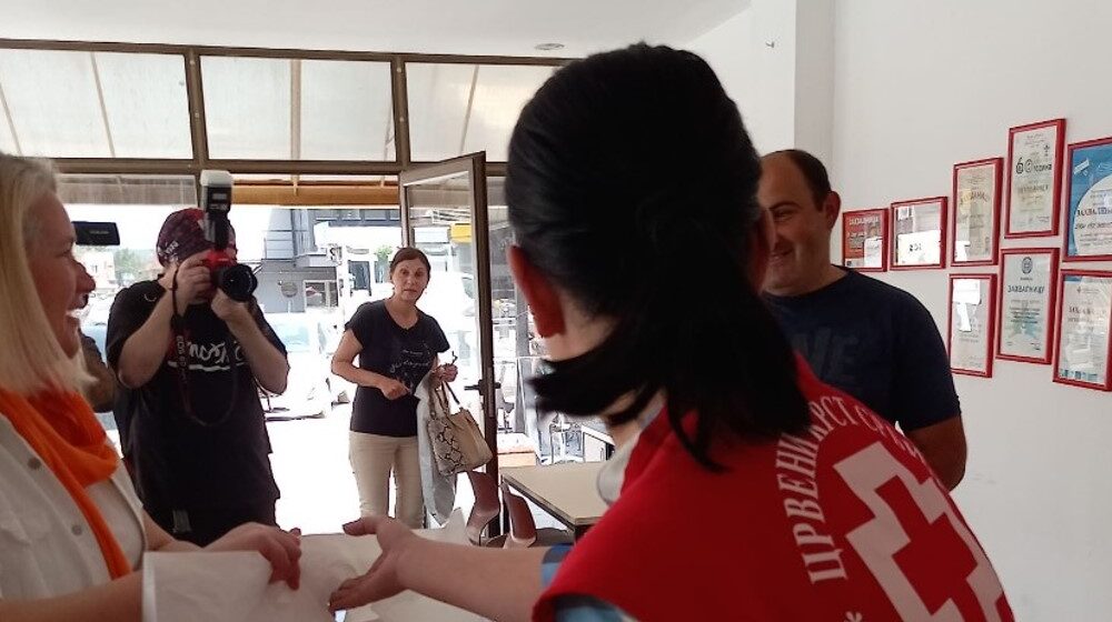 Poklon paketi bebama rođenim u nedelji Crvenog krsta 1