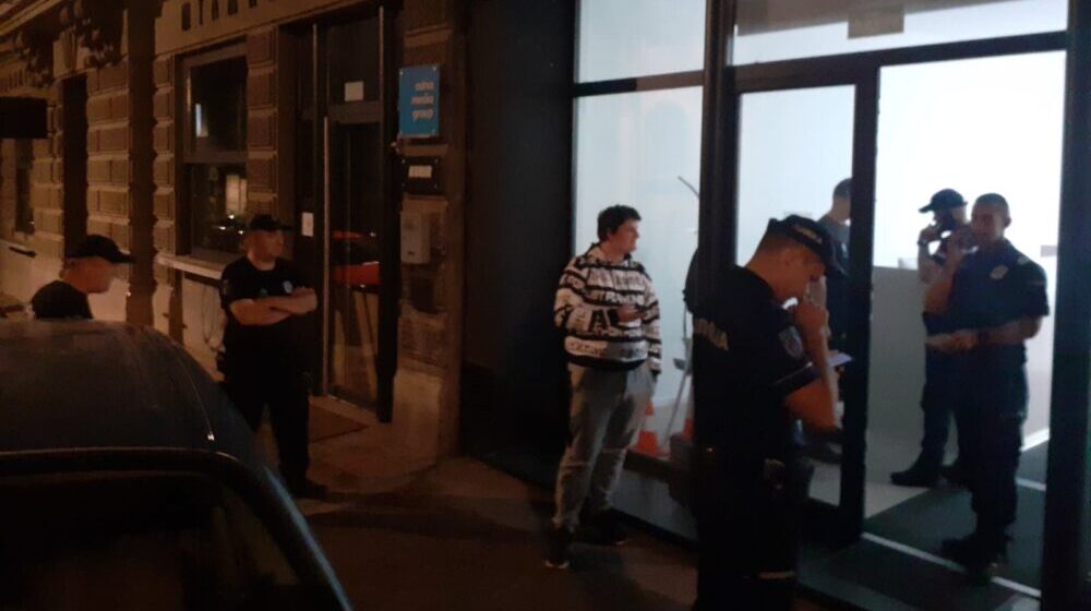 Na mejl redakcije Kosovo Online stigla lažna dojava o bombi na ukrajinskom jeziku, evakuisani i zaposleni Kurira koji je u istoj zgradi 1