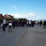 “Poginulo je bar deset naših meštana, a nema saobraćajnih znakova, pešačkog prelaza, ležećeg policajca”: Građani Čamurlije blokirali put Niš- Aleksinac u znak protesta 14