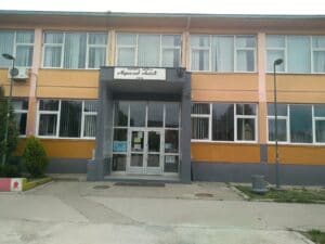 "Zašto deca dok traje antidiverzioni pregled stoje u dvorištu, uz samu zgradu škole": Pitanje je majke đaka jedne niške škole koje muči mnoge roditelje 2