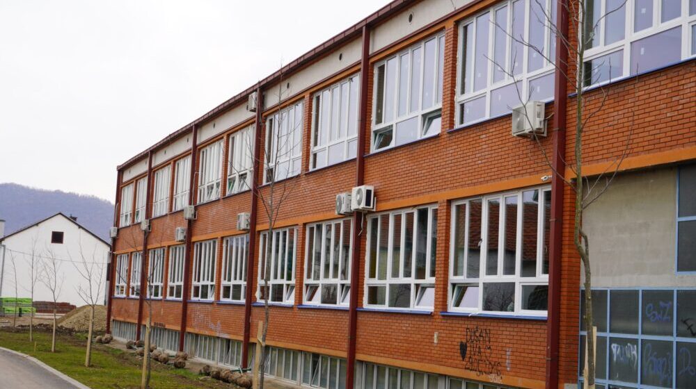 "Zašto deca dok traje antidiverzioni pregled stoje u dvorištu, uz samu zgradu škole": Pitanje je majke đaka jedne niške škole koje muči mnoge roditelje 1