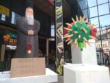 foto, slavoljub blagojevic, pahomije i kacavenda, foto z. miladinovic Satirična inauguracija u Nišu: Izloženi simboli Vučićevog predsednikovanja 6