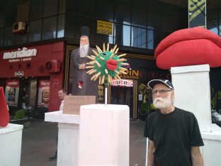 foto, slavoljub blagojevic, virus, foto z. miladinovic Satirična inauguracija u Nišu: Izloženi simboli Vučićevog predsednikovanja 7