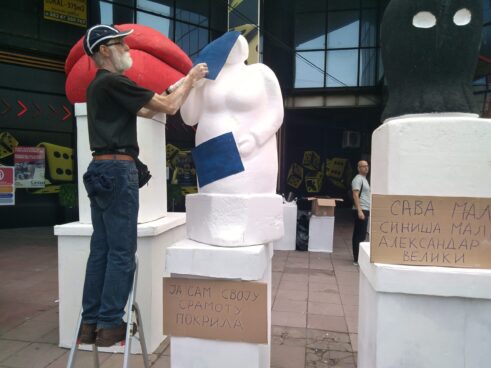 foto, slavoljub blagojevic, zagorka dolovac, foto z. miladinovic Satirična inauguracija u Nišu: Izloženi simboli Vučićevog predsednikovanja 8