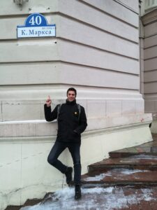 “Ne zovite policiju, ispašćete krivi”: Uroš Janjić nakon današnje presude niškog suda za napad i ubode nožem zbog "antifašističke majice" 2