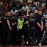 Košarkaši Zvezde pomogli igračima i stručnom štabu Partizana da odu u svlačionicu 13