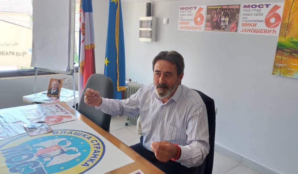 Solidarna pomoć iz budžeta Bora i za gradonačelnika i za zamenika: Građani lepili njihove fotografije uz natpis "Solidarna pomoć za našu braću" 5 Solidarna pomoć iz budžeta Bora i za gradonačelnika i za zamenika: Građani lepili njihove fotografije uz natpis "Solidarna pomoć za našu braću" 5