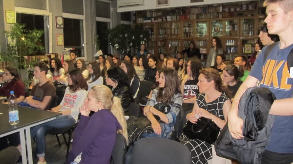 Noć u biblioteci u Trinaestoj gimnaziji: Veče humora i satire uz Petričića i Njuzovce 1