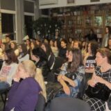 Noć u biblioteci u Trinaestoj gimnaziji: Veče humora i satire uz Petričića i Njuzovce 6