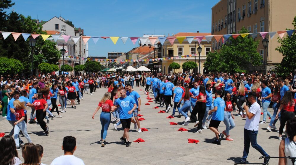 Negotinski maturanti plesali istovremeno sa vršnjacima širom Srbije 1