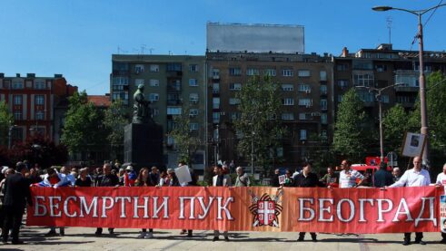 "Besmrtni puk" u Beogradu: Putinova figura i latinično "Z" na čelu kolone, Popović i Bajatović šetaju (FOTO) 7