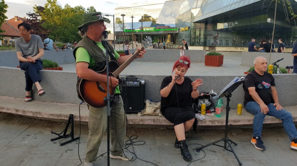 Zrenjaninac Milivoj Putić Puta, posle otkaza, zarađuje za život kao ulični svirač 1