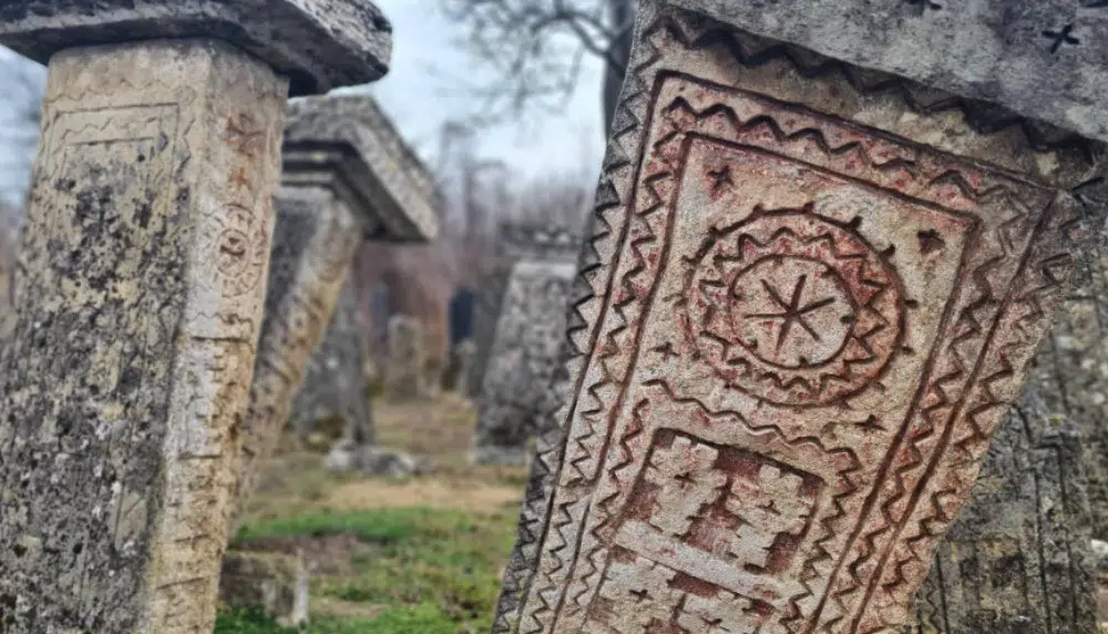 Spomenici bez imena pokojnika na groblju iznad Rajca kod Negotina: Groblje puno prethrišćanskih simbola 2