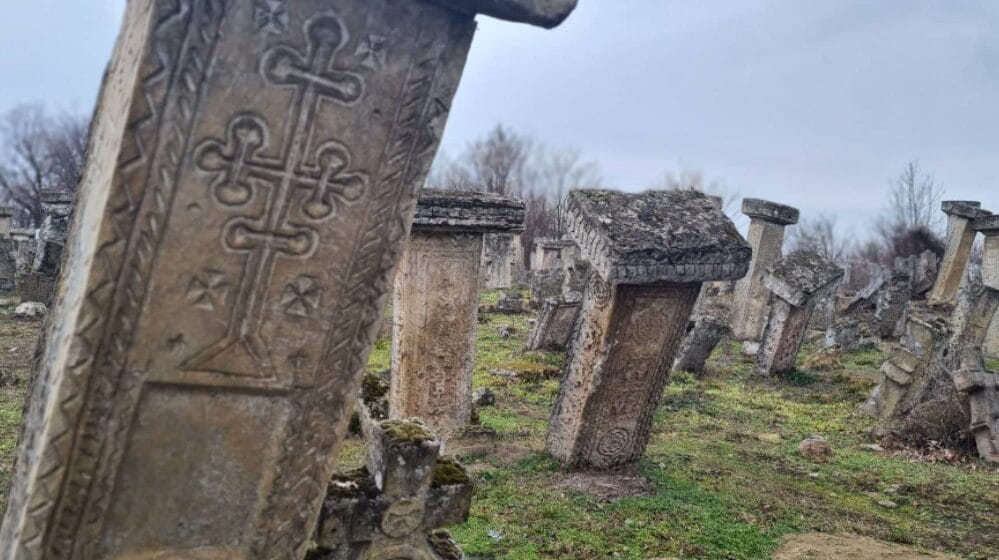Spomenici bez imena pokojnika na groblju iznad Rajca kod Negotina: Groblje puno prethrišćanskih simbola 1