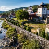 Stefanović prisustvovao dočeku patrijarha Porfirija u manastiru Mileševa 8