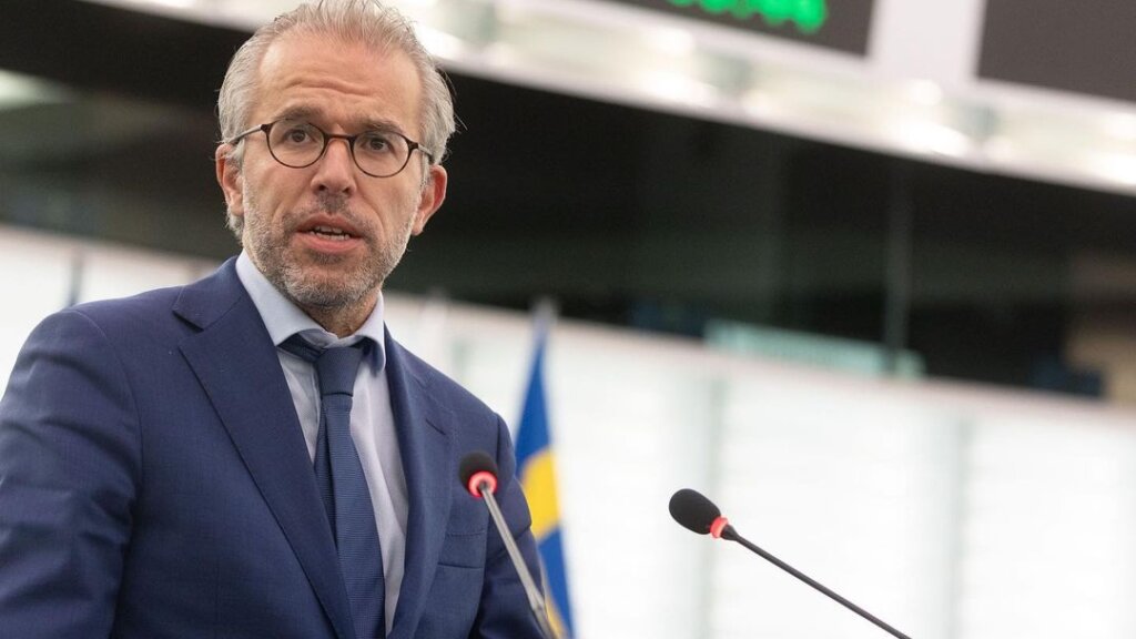 Da li Vučić zaista koristi EU kao bankomat, kako tvrdi evroposlanik, ili je više kasica-prasica? 2 Da li Vučić zaista koristi EU kao bankomat, kako tvrdi evroposlanik, ili je više kasica-prasica? 2