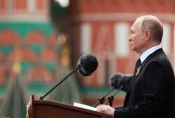 Putin u obraćanju povodom Dana pobede: Odanost domovini je glavna vrednost (FOTO) 25