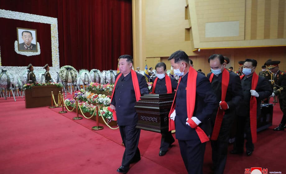 Fotografija o kojoj priča svet: Kim Džong Un nosi kovčeg jedini bez maske, a kovid hara 1