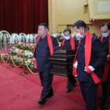 Fotografija o kojoj priča svet: Kim Džong Un nosi kovčeg jedini bez maske, a kovid hara 6