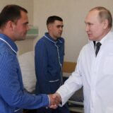 Bizaran susret Vladimira Putina sa povređenim ruskim vojnicima: "Svakako ćete se vratiti u borbu" 5