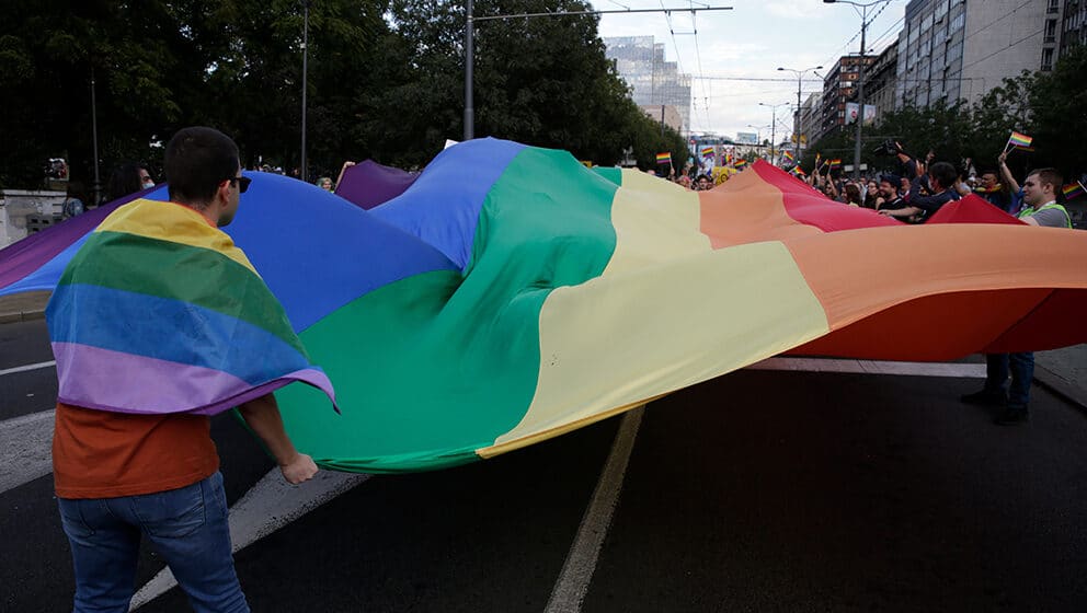 Džamija u Berlinu okačila zastavu duginih boja u znak solidarnosti sa LGBT zajednicom 1