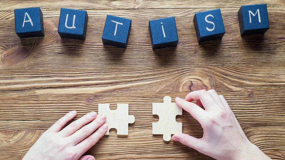 Srbija i psihologija: Deteta sa autizmom i navodno „isteranje đavola" - „ekstreman, ali ne i usamljen primer", kažu stručnjaci 2 Wooden cubes that spell out autism