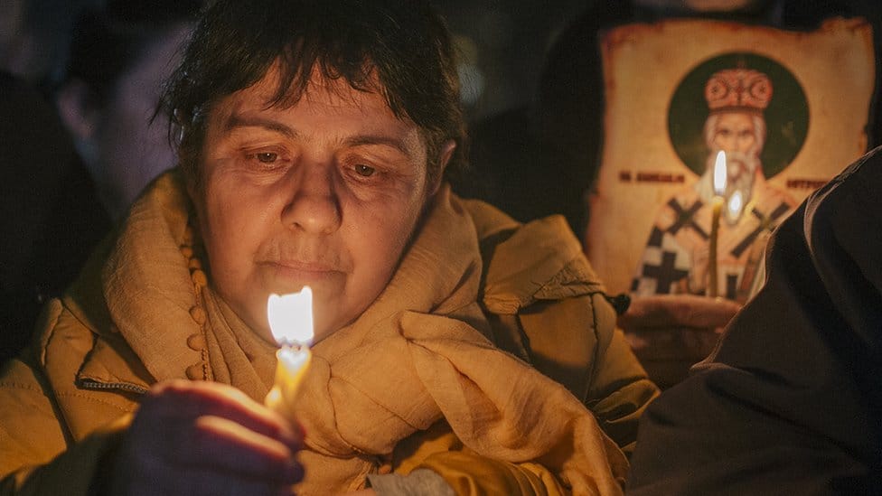 Žena drži upaljenu sveću tokom litije u Podgorici, 16. februara