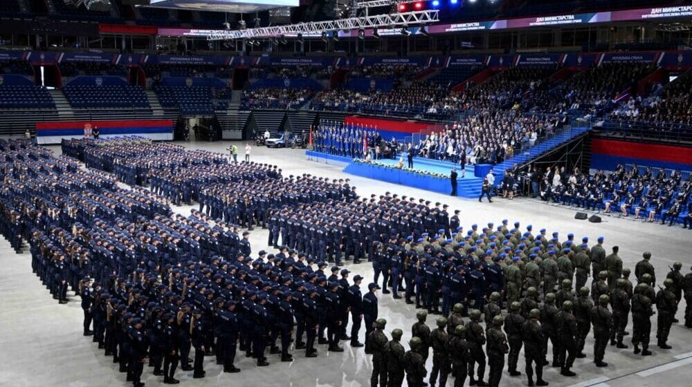Vulin na obeležavanju Dana MUP-a i Dana policije: Država će vas opremiti i naoružati, ali čast da vam da ne može (FOTO) 1