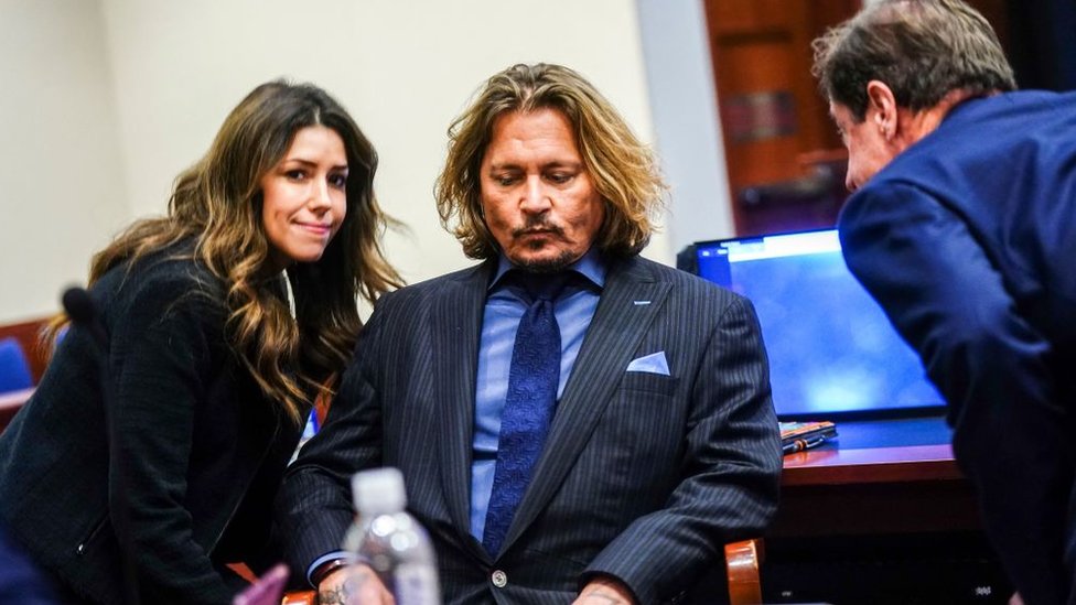Suđenje Džoni Dep i Amber Herd: Deset momenata koji su obeležili suđenje 5 Johnny Depp huddles with his legal team