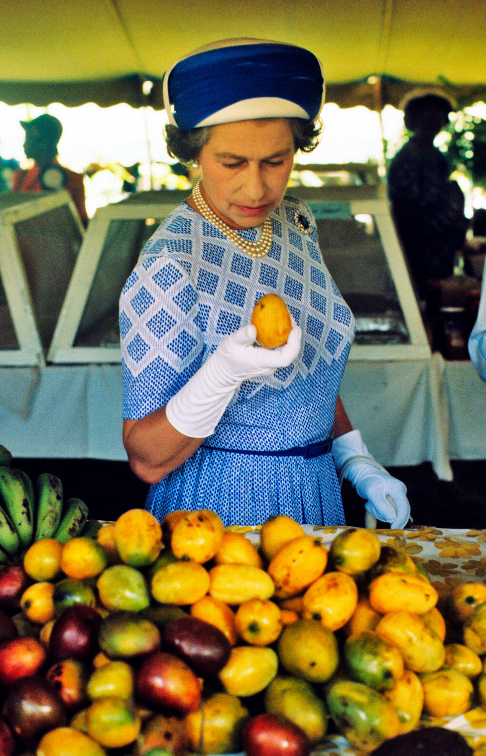 Queen Elizabeth ll inspects a mango