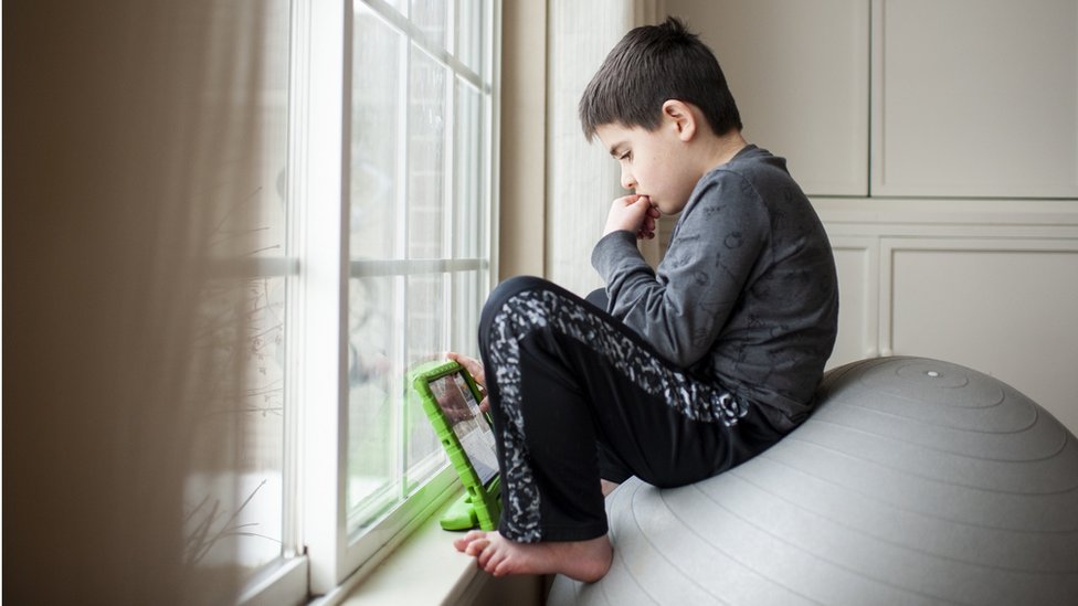 Srbija i psihologija: Deteta sa autizmom i navodno „isteranje đavola" - „ekstreman, ali ne i usamljen primer", kažu stručnjaci 1 Dete autizam