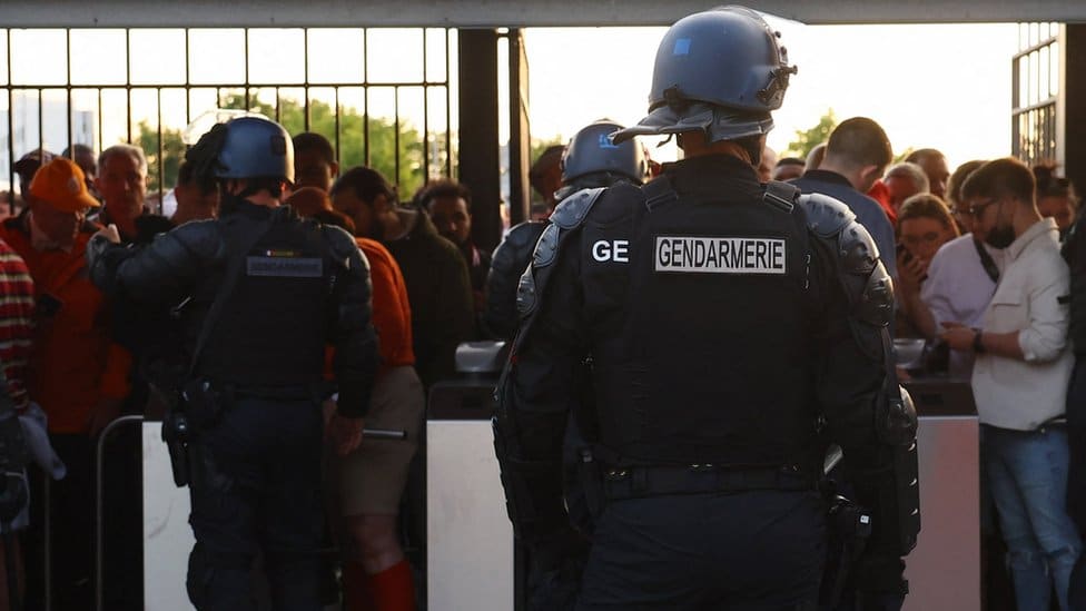 Fudbal i Liga šampiona: UEFA se izvinila navijačima Liverpula i Real Madrida zbog nemilih događaja u Parizu 1 Police officers with fans by the turnstiles at the Stade de France