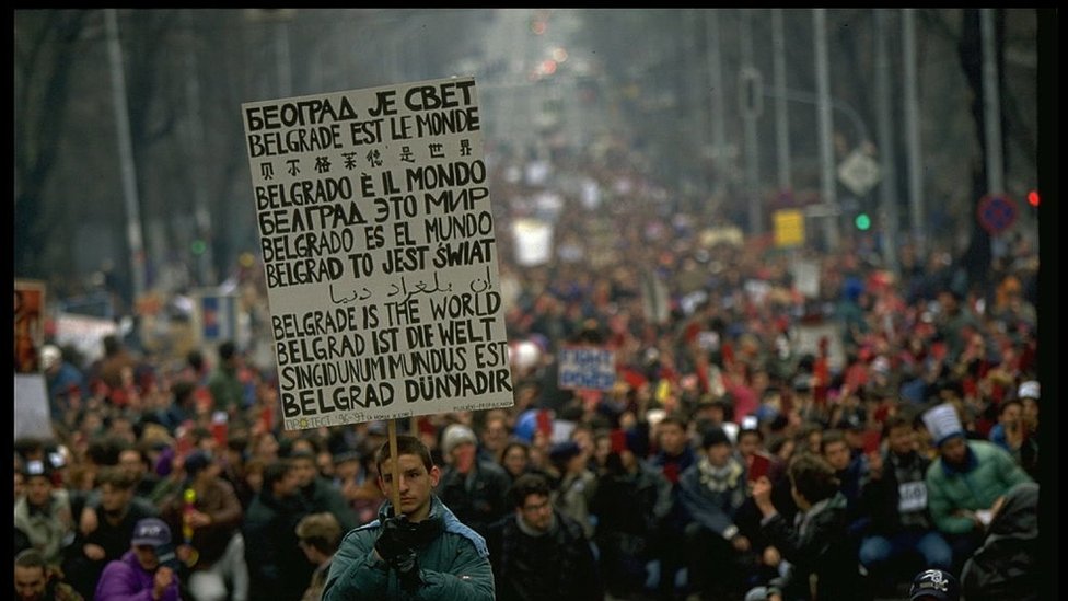 Srbija, politika, devedesete: Beogradski krug, grupa intelektualaca koja se borila za drugačiju Srbiju 1 Protest, Srbija, 1996.