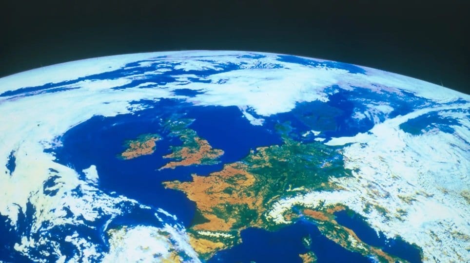 Moda i ekologija: Ne kupuju novo, čuvaj životnu sredinu 1 Biti kreativan sa odećom koju posedujemo, umesto da uvek kupujemo novu, pomaže životnoj sredini