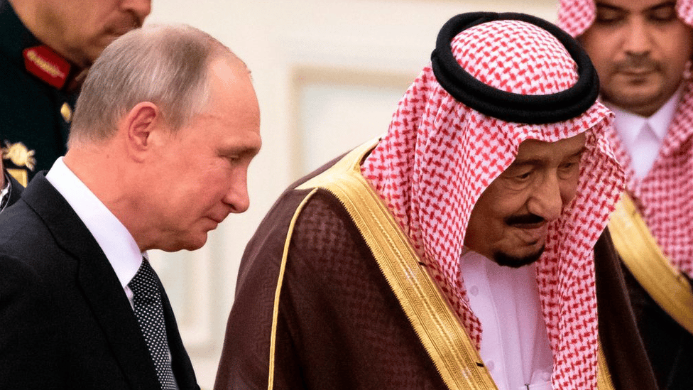 Religija, islam i lažne vesti: Putin ni kriv ni dužan upleten u spor o proroku Muhamedu u Indiji 2 Russian President Vladimir Putin and Saudi Arabia's King Salman attend the official welcome ceremony in Riyadh, Saudi Arabia, on October 14, 2019