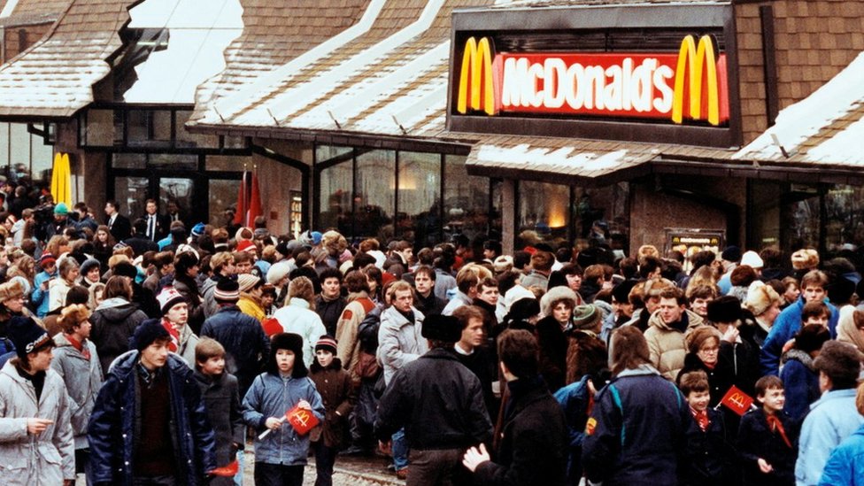 Rusija i Ukrajina: Rusi zamenili Mekdonalds, sada je „Ukusan i tačka" 2 Otvaranje Mekdonaldsovog restorana u Moskvi 1990. godine