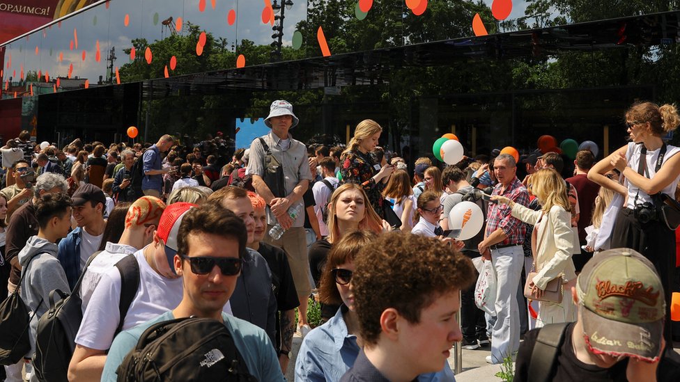 Rusija i Ukrajina: Rusi zamenili Mekdonalds, sada je „Ukusan i tačka" 3 Red ispred novog restorana više od 30 godina kasnije