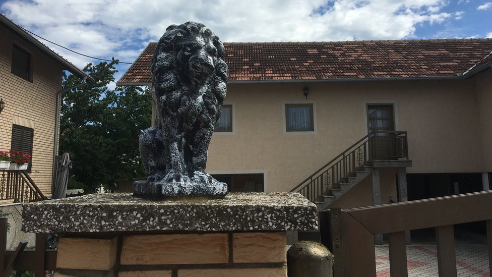 Gipsani lav na kapiji kuće u Ljubičevcu