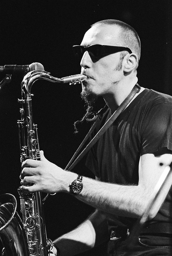 Muzika: Brzi bendovi Srbije - autentični izraz i žanrovski mozaik domaće rok scene devedesetih 4 Dušan Petrović