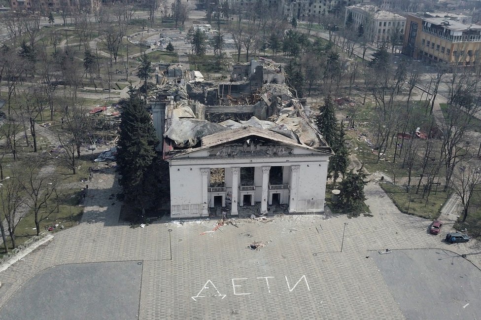 Ukrajina i Rusija: Napad na pozorište u Marijupolju je ratni zločin, kažu iz Amnesti internešenela 2 A view shows the building of a destroyed theatre in Mariupol