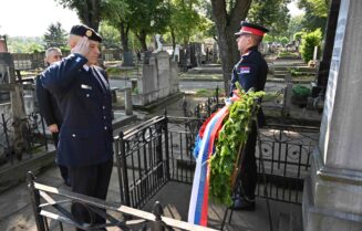 Vulin položio venac na spomen-obeležje poginulim pripadnicima policije u čast Dana MUP-a 2