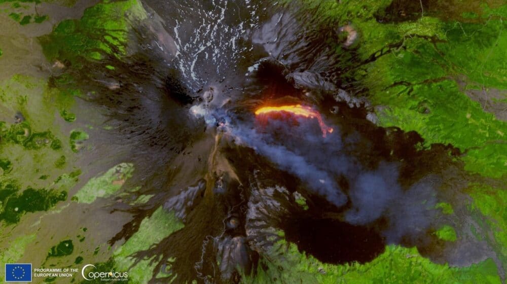 Satelitski snimci pokazuju da vulkan Etna izbacuje lavu 1